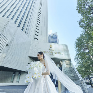 ホテル外観前でのウェディングドレス撮影|ANAインターコンチネンタルホテル東京の写真(30775984)