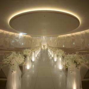 天井の天窓と円形のデザインはエンゲージリングを表現・挙式シーンに合わせて照明も変化|ANAインターコンチネンタルホテル東京の写真(30340649)