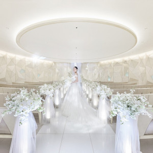 ウエディングドレスの美しさが際立つチャペル／白く透明感の高い照明演出が特徴|ANAインターコンチネンタルホテル東京の写真(30976070)