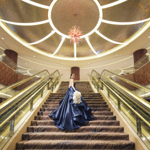 ウエディングロビーから披露宴会場につながる豪華な吹き抜けと大階段。|ANAインターコンチネンタルホテル東京の写真(30975708)