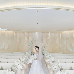ウエディングドレスの美しさが際立つチャペル／白く透明感の高い照明演出が特徴|ANAインターコンチネンタルホテル東京の写真(29958127)