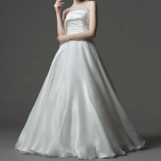 【ELISABETTA POLIGNANO】デザイナーが学んできた建築学を生かし、立体的なカッティングやしなやかなフィット感、他には見られない独創的なデザインが魅力