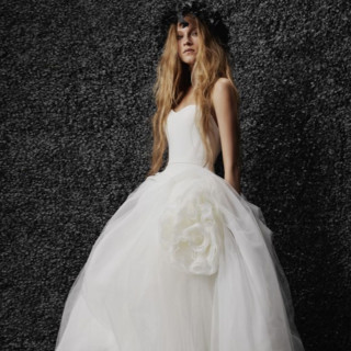 【VERAWANG】ブライダルファッションの最高峰。1点ずつオーダーメイドで制作されるウエディングドレスは、
世界でも一流のドレスショップでしか取り扱うことがゆるされない