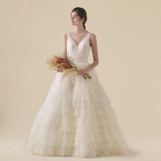 【KELLY FAETANINI】数々のアメリカブライダル誌に取り上げられる注目のデザイナー。女性らしくエレガントなデザインにクラシカルな要素とトレンドを織り交ぜたドレス