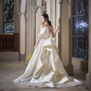 【ANTONIO RIVA】今シーズンを象徴するビッグボウ(リボン) その中にもANTONIOらしい構築的なドレープを 感じさせる一着