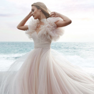 【NICOLE MILANO】 天使(Anghel)と名付けられたドレスは、チュールを重ねて作られた立体的なスリーブがまさに天使の羽根の様で、儚げなカラードレス