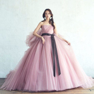 【Original Dress】日本女性の奥ゆかしさにトレンドのエッセンスを加えた絶妙なラインナップ。花嫁と会場を知り尽くしているからこそ本当に着たいドレスが揃う