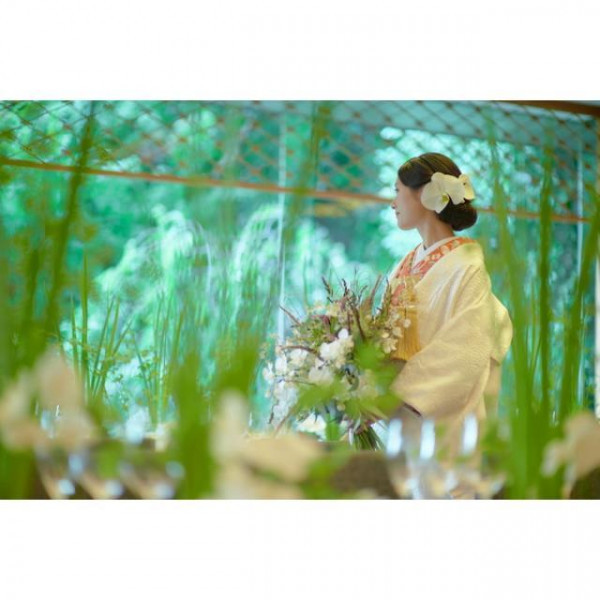 和装が映える日本庭園