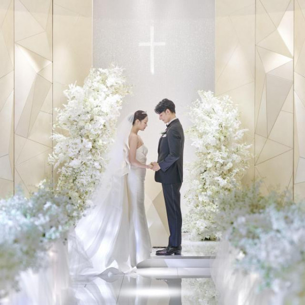 白く煌めくチャペルは新郎新婦を上品に美しく演出させる