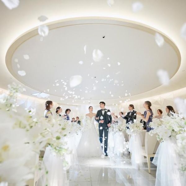 白く真っ白なチャペルでは天候に関係なく美しいドレス姿を残せる