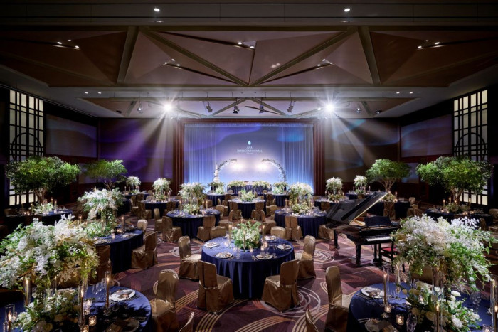 会場に入った瞬間のインパクト、見る角度で印象が変わるこだわりのフラワーアレンジ