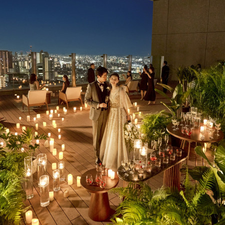 挙式後は隣接しているテラスデッキでゲストとお写真タイムなどの演出も楽しめる！