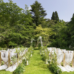 四季折々の植栽が装飾な自然体チャペル|ROKKOSAN　SILNCE　RESORT（六甲山サイレンスリゾート）の写真(24845956)