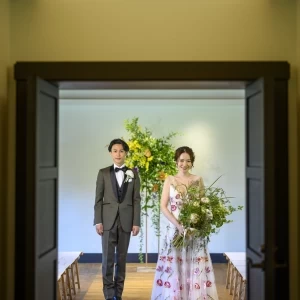 シンメトリーな空間をおふたりらしく自由にアレンジ|ROKKOSAN　SILNCE　RESORT（六甲山サイレンスリゾート）の写真(24853790)