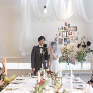 白を基調としたシンプルなパーティ会場だからどんなコーディネートも映える|SALLY TABLE （サリィ テーブル）の写真(50815286)