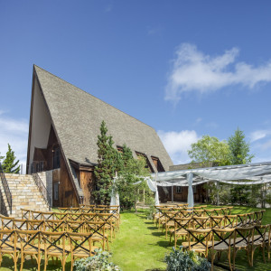緑豊かな、ぬくもりあふれる“三角屋根の一軒家”でのウェディング|SALLY TABLE （サリィ テーブル）の写真(24447008)