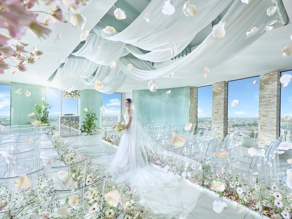 SAKURA SKY PALACE(サクラスカイパレス)の【天空に浮かぶチャペル】ここでしか味わえない、光溢れる空間で永遠の誓いの写真(1枚目)