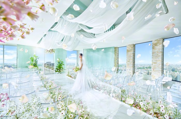 空に浮かぶような開放感と光に包まれる純白空間に桜が舞う