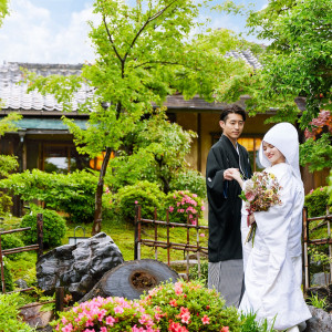 広大な日本庭園。幾種もの木々や緑、池や滝が流れ、おふたりのウエディングシーンを華やかに彩ります。|ザ オーク ガーデン／別邸 木屋の写真(31414197)