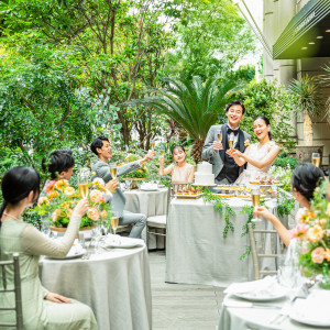 開放的なガーデンだからできるお二人らしい演出で、ゲストと一緒に盛り上がるひと時を。|ザ オーク ガーデン／別邸 木屋の写真(54869190)