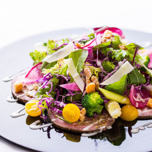 旬の厳選食材が視覚でも味わえる美しい一皿に|ザ オーク ガーデン／別邸 木屋の写真(54869905)