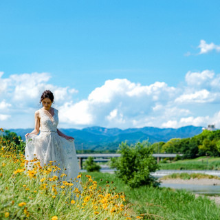 春の季節には、色鮮やかなお花も映えるお写真に