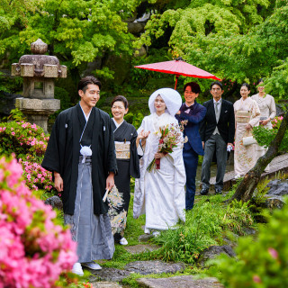 幾種もの木々や緑、池や滝が流れ、華やかに結婚式を彩る。ご家族で写真撮影は格別です。