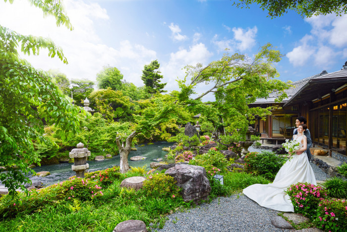 夏には緑、秋には紅葉、冬には梅、四季折々の表情でゲストを迎える広大な日本庭園。