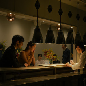 ＜オープンキッチン＞「ゲストにおいしい料理を楽しんでもらいたい！」という気持ちは誰しも同じ。
オープンキッチンを備えた会場で目の前で料理が出来上がるワクワク感が楽しめる！|アンジェロコート東京 宇都宮の写真(36111676)