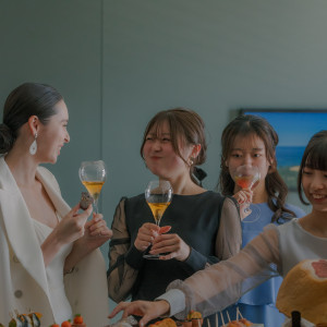〈アペリティフ〉結婚式に招待した本当に大切な方とのおもてなしのひと時。1日1組完全貸し切りの空間で自由に、共に過ごす「CONVIVIO」を表す瞬間だから自然と笑顔が零れる|アンジェロコート東京 宇都宮の写真(35633496)