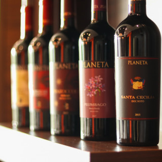 「プラネタ」の6つのワイナリーのワインと料理のペアリングを楽しむことができます。