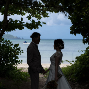 青い海が見守る中で愛がさらに深まる|LOCAL BASE WEDDING（ローカル ベース ウエディング）の写真(41979780)