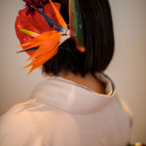 ヘアードを生花でデザインしショートボブを華やかにスタイリング|LOCAL BASE WEDDING（ローカル ベース ウエディング）の写真(39010150)