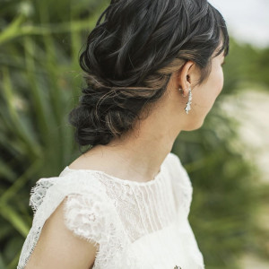 リゾートウェディングらしく上品ながら柔らかく動きのあるヘアアレンジ|LOCAL BASE WEDDING（ローカル ベース ウエディング）の写真(39010180)