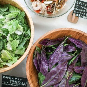 オーガニック島野菜の農家、シェフ自ら栽培しているハーブや、自生している野草を採取するなど宮古島の食材にこだわり、フレンチ、イタリアン、エスニックなど取り入れた創作料理|LOCAL BASE WEDDING（ローカル ベース ウエディング）の写真(38156049)