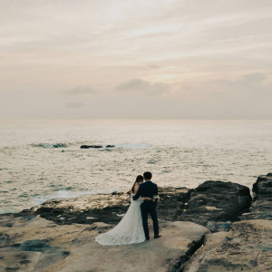 夕日が見守る中で永遠の愛を誓う|LOCAL BASE WEDDING（ローカル ベース ウエディング）の写真(41978977)