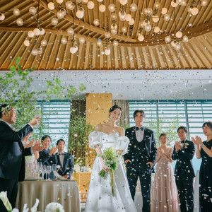 披露宴会場は、優しい自然光が降り注ぎ、心地よい空間のバンケット。格式がありつつも、ゲストと距離の近い明るく楽しい披露宴ができる。|ウェスティンホテル横浜の写真(53944025)