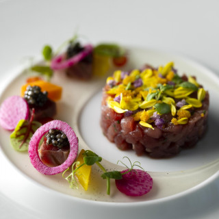 生産地や生産者にこだわって食材を厳選。フレンチのテクニック×現代的な感性はゲストを魅了する