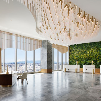 光に包まれる上質なロビーが、ブランドホテルならではの贅沢な空間