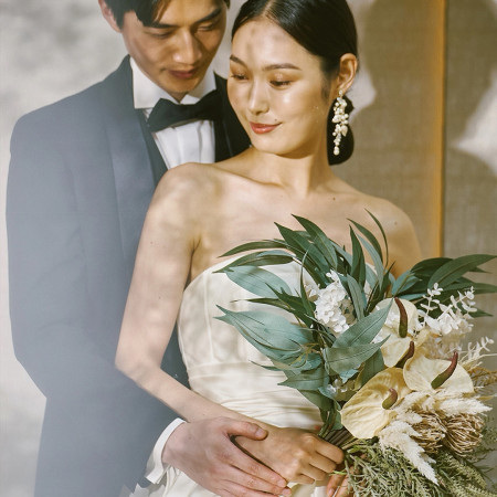 #チャペル 木の温もりがありつつ、円形の大きな天窓からは、新郎新婦を祝福するかのように太陽の光がたっぷり射し込みます。