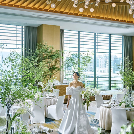 洗練された空間に、あたたかな光と緑の装飾が美しく調和し、花嫁の美しさを一層引き立てる。