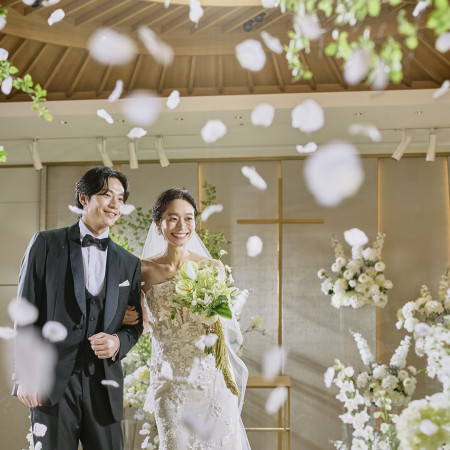 祝福のフラワーシャワー。挙式では、ソプラノサックス、バイオリン、チェロによる生演奏が行われ厳かで感動的なセレモニーを彩る。