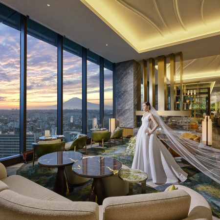 メインロビーの夕景は圧巻。横浜を一望できるラグジュアリー空間は、ここ「ウエスティンホテル横浜」だけ。