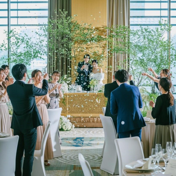 ゲストに囲まれ一人ひとりが証人となる宴内人前式。祝福の余韻に満たされた空間でそのまま感謝の披露宴を。