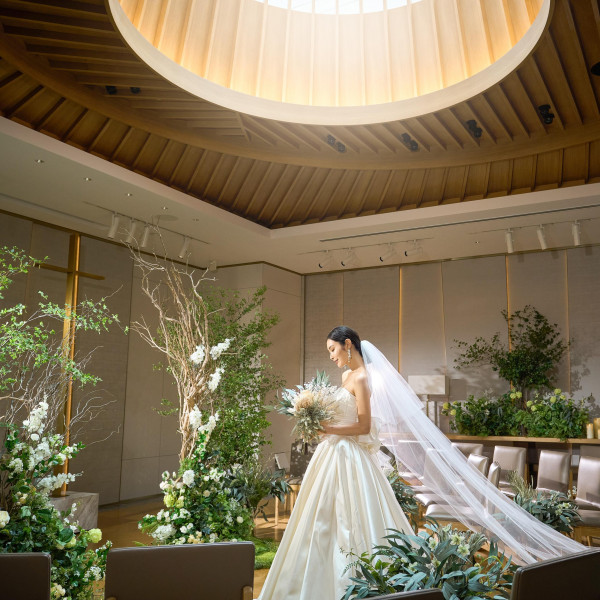 天窓から差し込む光は神秘的で花嫁を美しく照らし出す。上質なウエディングを求めている方はフェアご参加を