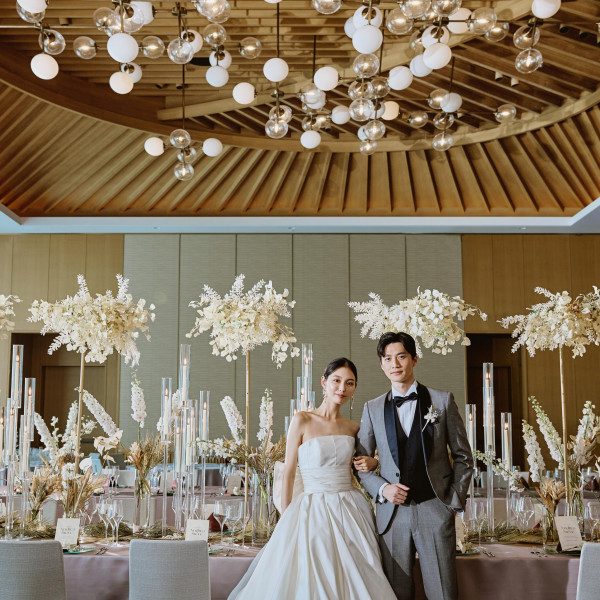 【30名～140名】グランドボールルームは、約6mもの高い天井と大きな窓からたっぷりと光が差し込む