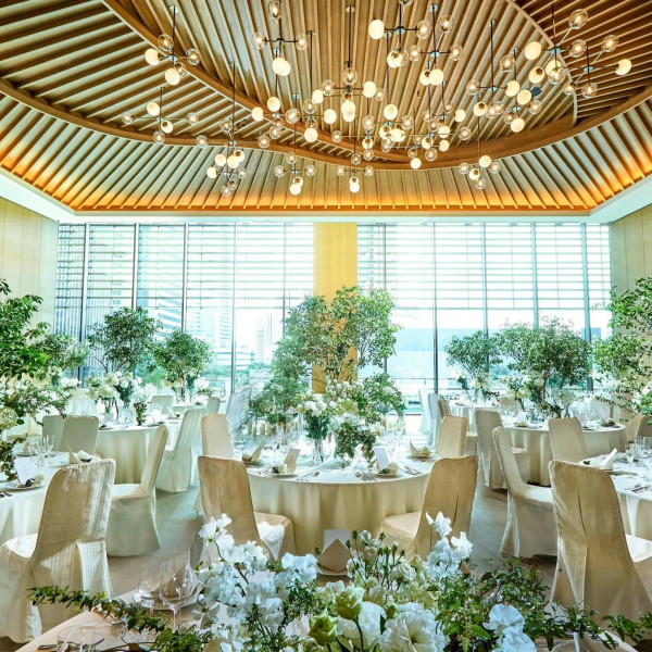 大人数でもゆったり過ごせる自然光に満ちた解放感溢れるバンケット【着席数30名～140名】