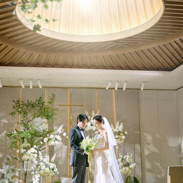 「樹」ーTATSUKIー木の温もりとやわらかな光に包まれる、心ほどけるセレモニーステージで感動挙式を