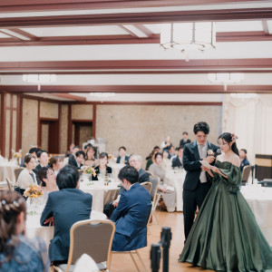 レトロモダンな披露宴会場にクラシカルなドレスが映える|東京九段会館テラスの写真(43487740)