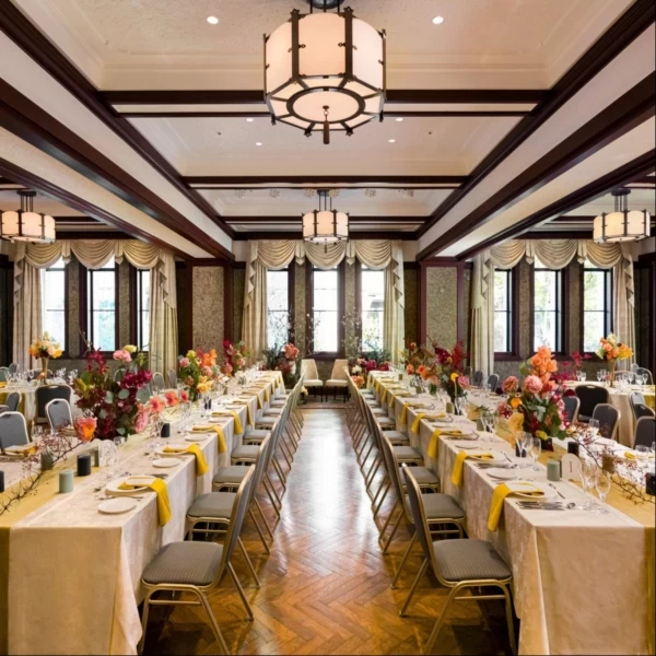 華やかな設えと落ち着きが調和した寛ぎに満ちたパーティスペース